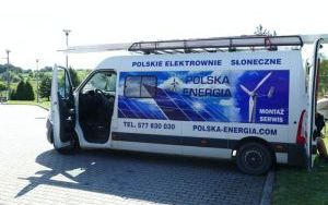 Samochód firmy wykonującej instalację fotowoltaiczną na terenie Oczyszczalni Południe (4)